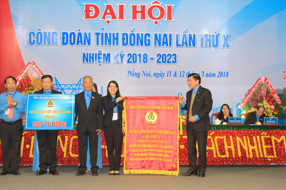Thay mặt Đoàn chủ tịch Tổng LĐLĐVN, Chủ tịch Bùi Văn Cường và PCT Tổng LĐLĐVN Mai Đức Chính đã trao tặng Đại hội CĐ tỉnh Đồng Nai lần X bức trướng và biểu trưng quyết định đầu tư xây dựng thiết chế Công đoàn tại tỉnh Đồng Nai với số tiền 550 tỷ đồng