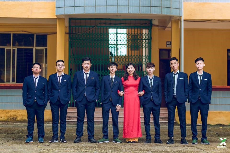Bạn Bùi Đức Hữu (ngoài cùng bên trái)