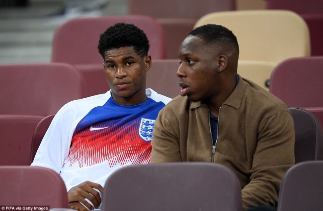Marcus Rashford ngồi thẩn thờ bên anh trai
