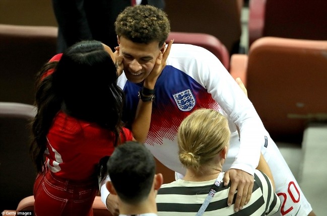 Dele Alli cũng được cô bạn gái siêu mẫu tặng nụ hôn an ủi