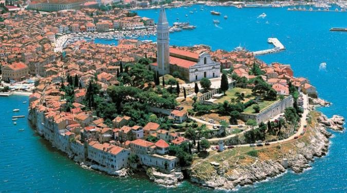 Khách du lịch đến Croatia được chào đón bởi mức giá hợp lý đến kinh ngạc - đặc biệt là khi so sánh với các nước châu Âu lân cận. Bạn có thể thưởng thức một bữa ăn đầy đủ trong một nhà hàng xinh đẹp bên bờ biển với số tiền khoảng 10 Euro (288 nghìn đồng).