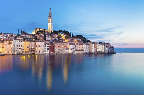 Croatia, nằm trên bờ biển Adriatic, là một trong những quốc gia đẹp nhất châu Âu, có vị trí độc đáo, văn hóa và lịch sử đặc sắc. Đất nước này có hàng nghìn hòn đảo lớn nhỏ và các bãi biển đẹp đến nghẹt thở, nước biển trong veo với màu xanh ngọc quyến rũ.
