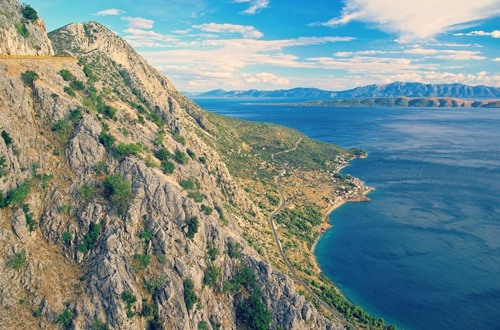 Một vài khu vực trải khắp Croatia có dấu tích thời kỳ Đồ Đá đã được phát hiện với nhiều hang động vẫn còn các đồ vật tự chế của con người từ hàng thế kỷ trước. Hầu hết các thị trấn có trung tâm lịch sử với kiến trúc đặc trưng của Croatia, đây là điểm dừng chân ý nghĩa cho các du khách.