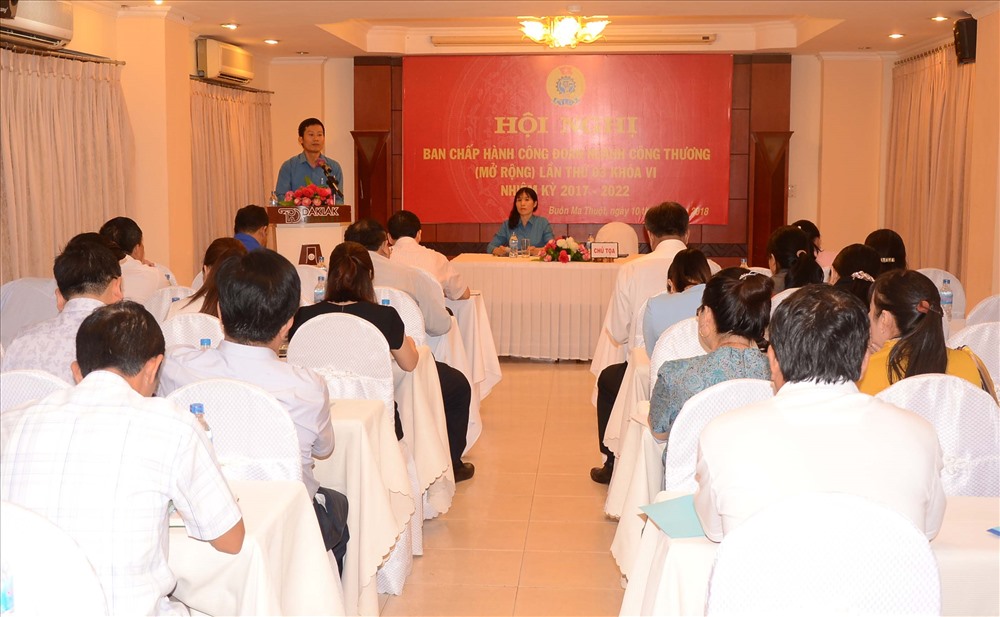 Chủ tịch CĐ Ngành Công thương Đắk Lắk Nguyễn Ngọc Trung phát biểu tại hội nghị. Ảnh: Quang Trung