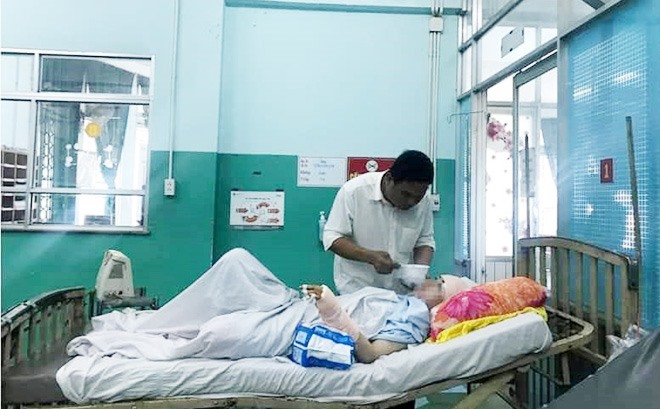 Dùng súng tấn công bạn gái: Bắn vào người tới hết đạnĐất Việt 12/07/18 07:48 GMT+719 liên quanGốcTheo thông tin từ bệnh viện, thanh niên đã đâm nhiều nhát vào bụng bạn gái gây vỡ gan và nhiều phát súng vào đầu.Thanh niên dùng súng bắn hai cô gái là Lê Ngọc Sơn (SN 1994, ngụ Q.Gò Vấp, TP.HCM). Nạn nhân là chị Nguyễn Thị Yến Thu (SN 1996, quê Đồng Tháp, bạn gái cũ của Sơn) và chị Trần Thị Mỹ Châu (SN 1983, quê An Giang).Qua khám nghiệm hiện trường, cơ quan công an thu giữ một khẩu súng tự chế, 13 viên đạn, 3 đầu đạn, 1 lưỡi dao, 1 cây chày, 1 chai thuốc diệt cỏ…Các nạn nhân được đưa vào Bệnh viện 175 cấp cứu, hiện chị Thu và Châu đã qua cơn nguy kịch. Riêng Sơn đang được điều trị tích cực tại phòng cách ly.Hiện trường phía bên trong phòng trọ (Ảnh TT)Thông tin từ Bệnh viện 175 cho biết, chị Châu bị bắn 2 viên đạn vào đầu, 1 viên vào lòng bàn tay làm gãy 3 ngón tay, 1 vết đâm đùi, 1 vết đâm sâu ở sườn gây tràn dịch màn phổi cùng nhiều vết thương cạn.Hiện còn mảnh viên đạn trong đầu và trong tay. Sức khỏe nạn nhân yếu nên chưa biết khi nào mổ lấy ra. Nạn nhân thứ hai là chị Thu bị đâm nhiều nhát ở bụng gây vỡ gan, nhiều phát súng vào đầu.Theo lời khai ban đầu của các nạn nhân, Sơn là người yêu cũ của Thu nhưng đã chia tay từ cách đây 2 tháng. Nhiều lần níu kéo không được nên Sơn từng nhiều lần đe dọa sẽ giết chết Thu rồi tự tử.Hôm xảy ra vụ án, Sơn tìm đến phòng trọ của Thu thì xảy ra cự cãi. Sơn chốt cửa phòng rồi móc súng bắn chị Châu (ngồi cùng bạn gái cũ của Sơn) ngã gục. Sơn tiếp tục quay sang bắn người yêu cũ cho đến khi hết đạn trong súng.Sơn dùng chai thuốc diệt cỏ mang theo sẵn tự sát nhưng may nhờ được đưa vào bệnh viện cấp cứuĐược biết, hai nạn nhân nữ cùng làm ở một nhà hàng, Châu là quản lý còn Thu là nhân viên. Còn Sơn là đối tượng vô công rỗi nghề, hay tụ tập đá gà, không chịu làm ăn, bạn gái thường xuyên cho tiền xài.Khu trọ nơi nam thanh niên dùng súng bắn người. Ảnh: NLĐ