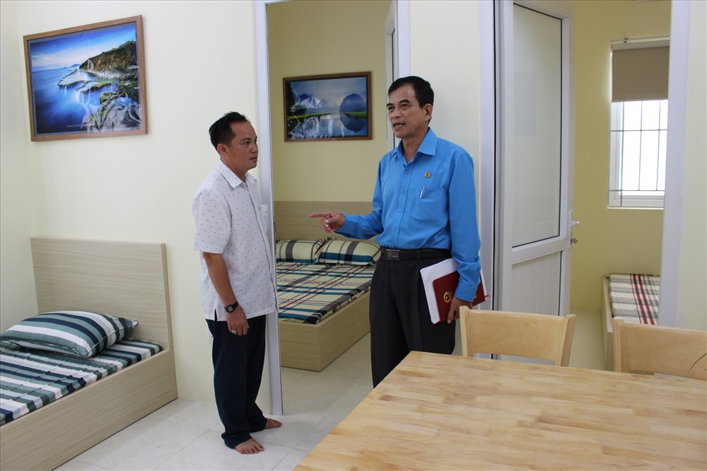 Chủ tịch LĐLĐ tỉnh Tiền Giang - ông Trương Văn Hiền - trực tiếp hướng dẫn CNLĐ tham quan căn hộ mẫu.