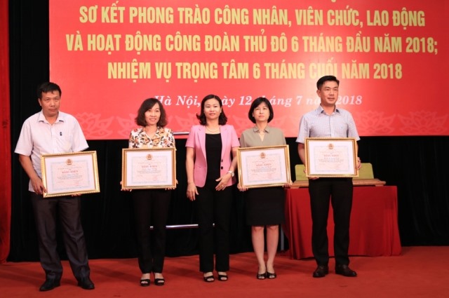 Bà Nguyễn Thị Tuyến - Ủy viên Đoàn Chủ tịch Tổng LĐLĐVN, Chủ tịch LĐLĐ TP. Hà Nội trao Bằng khen của LĐLĐ TP. Hà Nội cho các tập thể và cá nhân có thành tích xuất sắc. Ảnh: hải Nguyễn