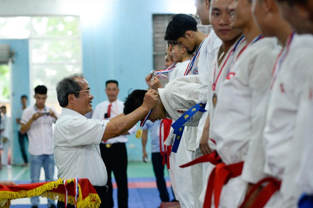 Võ sư Nguyễn Văn Dũng, sư trưởng Nghĩa Dũng Karate-do trao huy chương. Thông qua giải đấu này, võ sư hy vọng các võ sinh khám phá được bản thân mình, có thêm những người bạn mới và thật nhiều các bức ảnh để sau này nhìn lại, thấy bản thân mình đã tập luyện và phấn đấu ra sau.