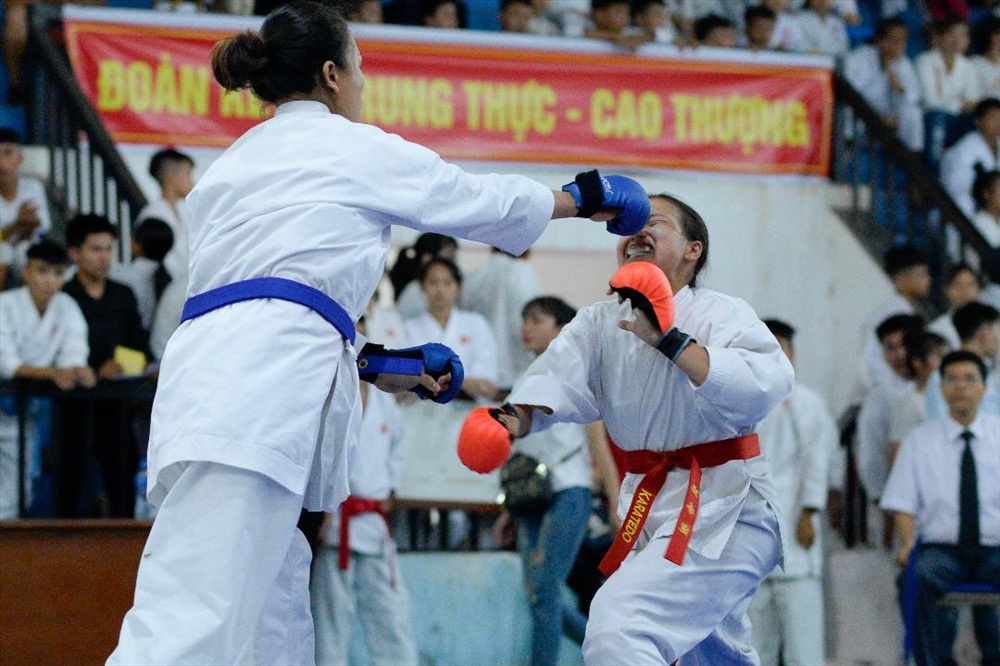 Karate-Do nổi tiếng với những cú đấm thẳng. Để đo lực những cú đấm người ta có hẳn một công thức đó chính là định luật II Newton: F = m x a (Lực = Khối lượng x Gia tốc), tổng ngoại lực bằng tích của khối lượng và gia tốc. Vì vậy, tốc độ ra đòn càng nhanh thì sức mạnh của cú đấm càng lớn.