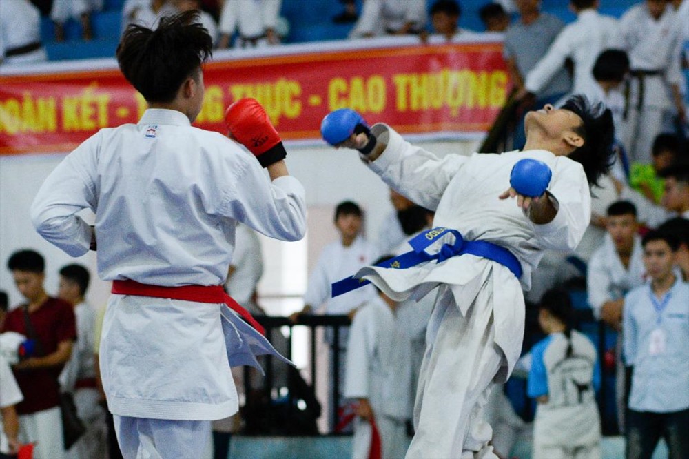 Một cú đấm trong Karate sẽ chưa được gọi là hoàn thiện nếu chưa được rút về. Để ghi điểm, võ sĩ cần thể hiện khả năng kiểm soát đòn, bằng cách thu tay về, sau mỗi cú đấm.