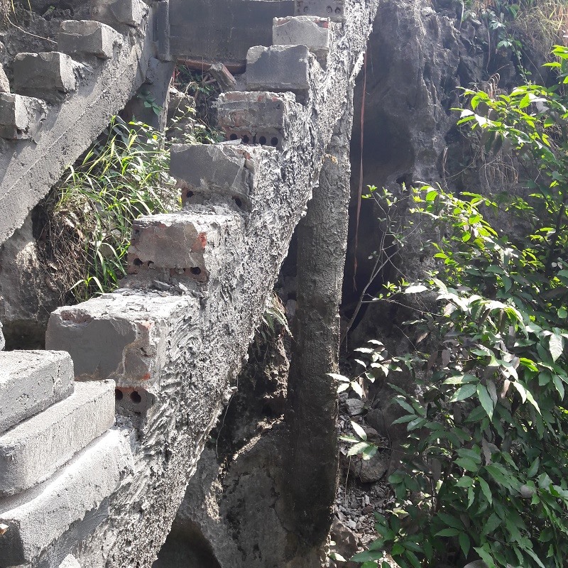 Nhiều cột trụ bê tông vẫn trong tình trạng nguyên xi, cắm sâu vào lòng núi Cái Hạ thuộc vùng di sản Tràng An.