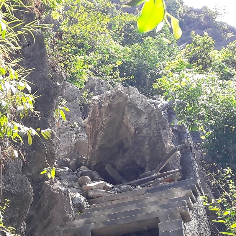 Một tảng đá lớn được cho là rơi ra trong quá trình tháo dỡ. Ảnh: PV