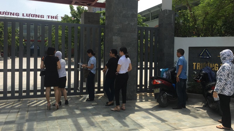 Phụ huynh đến Trường Lương Thế Vinh sáng 6/7. Ảnh: Lam Khê/Vietnamnet