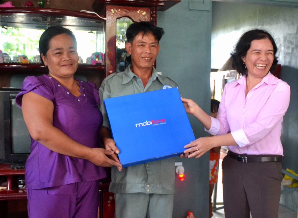 Bà Nguyễn Thị Thủy Tiên, Chủ tịch CĐ các KCN, Khu kinh tế Đồng Tháp tặng quà mừng MÂCĐ cho gia đình anh Lê Văn Êm. (Ảnh: Lục Tùng)
