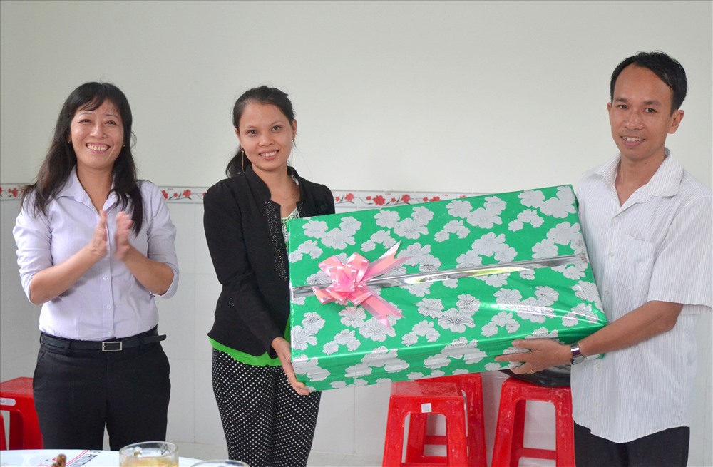 Đại diện Phòng LĐTB-XH huyện Lấp Vò tặng quà cho gia đình Trần Hoàng Anh. (Ảnh: Lục Tùng)
