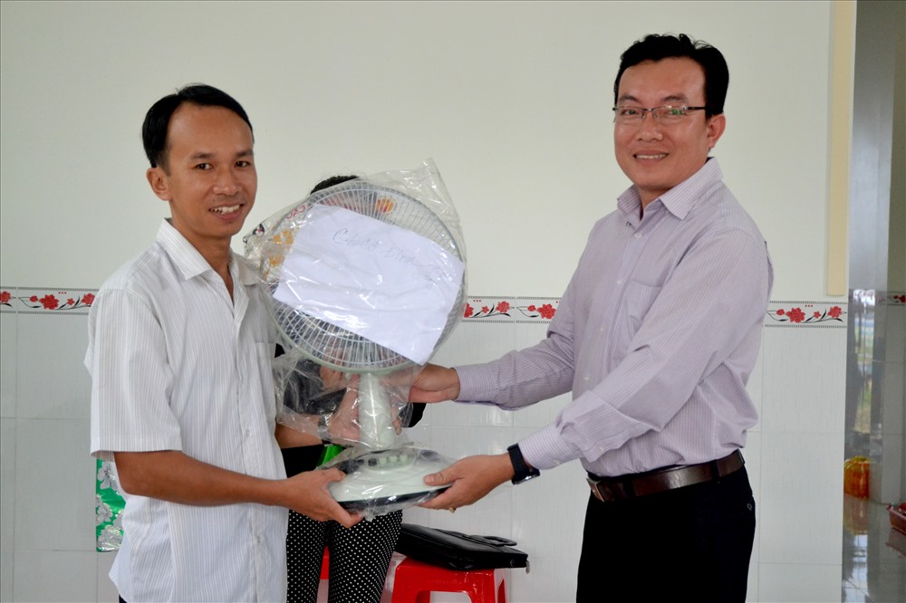 Dịp này CĐCS xã Bình Thạnh Trung (Lấp Vò) cũng tặng quà cho gia đình Trần Hoàng Anh. (Ảnh: Lục Tùng)