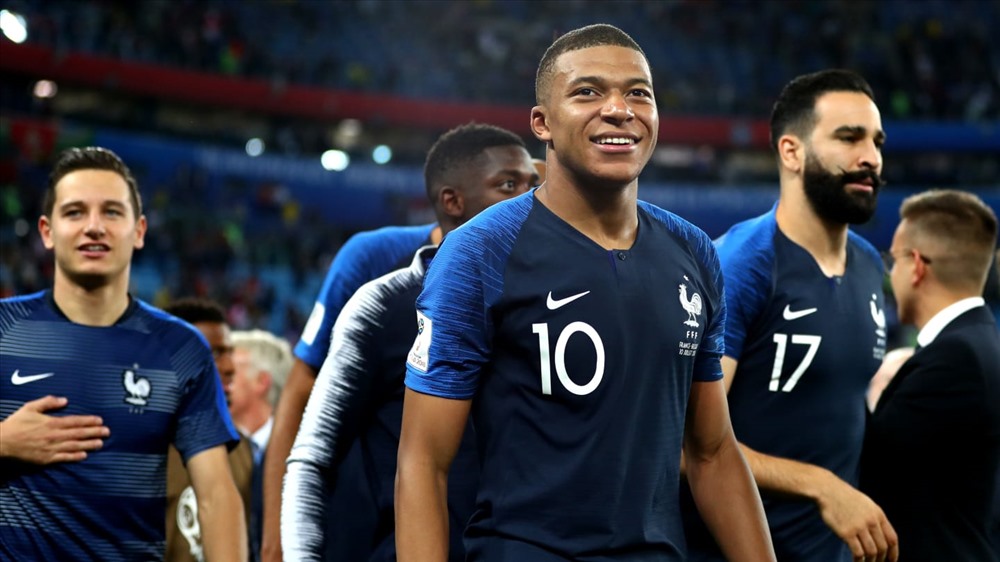Kylian Mbappe là cầu thủ trẻ thứ 3 trong lịch sử các kì World Cup được chơi ở một trận chung kết khi mới 19 tuổi. Trước anh là “Vua bóng đá” Pele của Brazil (17 tuổi) và Giuseppe Bergomi của Italia (18 tuổi). Ảnh: FIFA