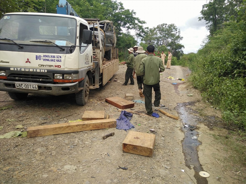 Cả trạm kiểm lâm bị tạm đình chỉ vì để xe gỗ lậu gây tai nạn làm 2 người chết - ảnh 2 Cả trạm kiểm lâm bị tạm đình chỉ vì để xe gỗ lậu gây tai nạn làm 2 người chết - ảnh 2