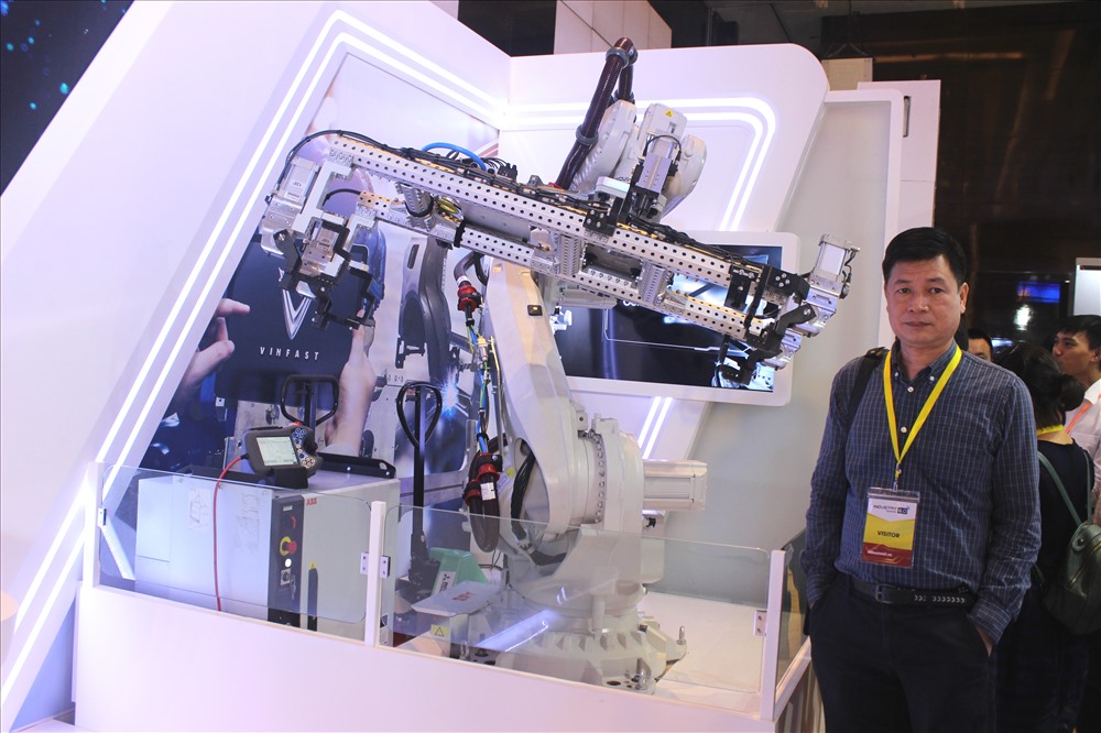 Robot này đang được một tập đoàn sử dụng trong nhà máy lắp ráp và sản xuất xe hơi.