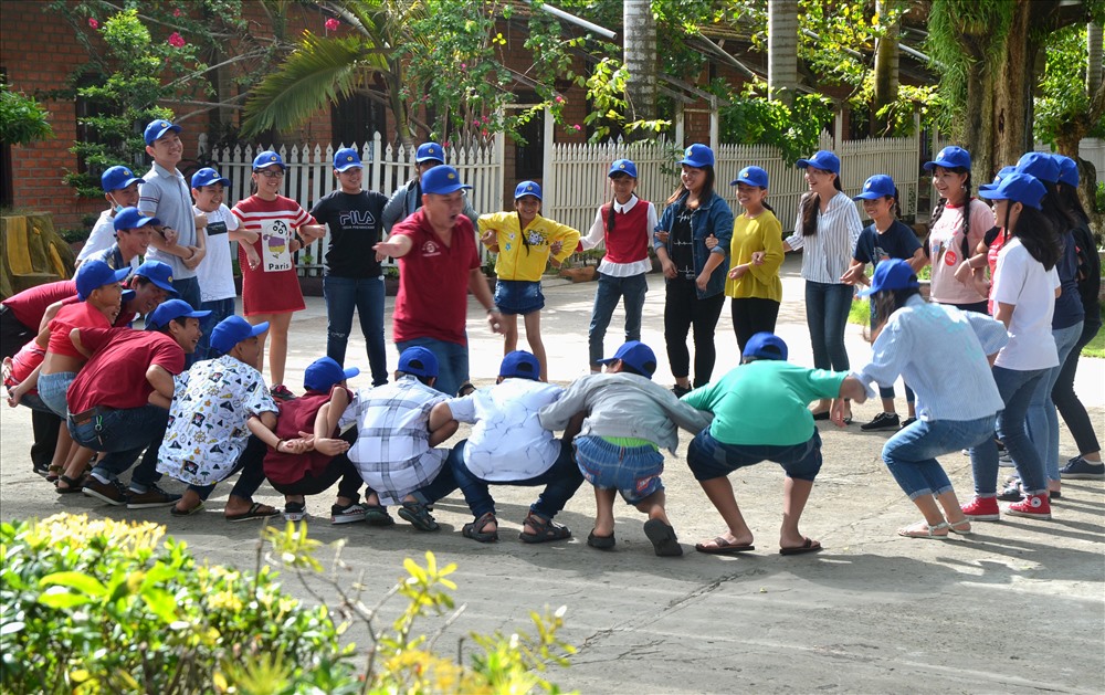 Có 50 cháu đạt thành tích học khá, giỏi niên học 2017 -2018 tham dự. Ảnh: Lục Tùng