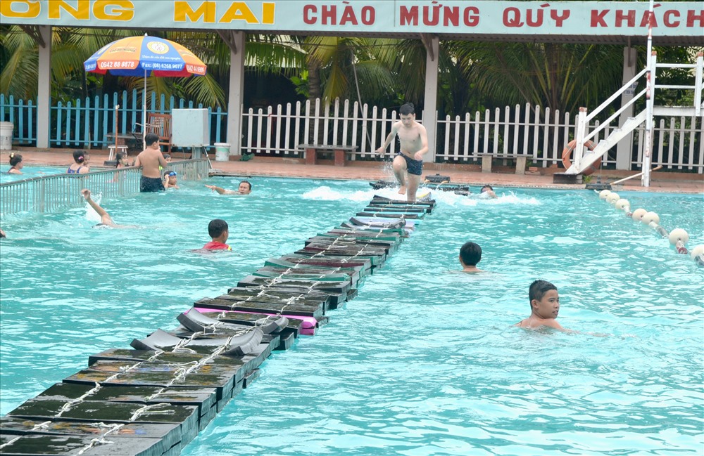 Tắm biển tại khu du lịch. Ảnh: Lục Tùng