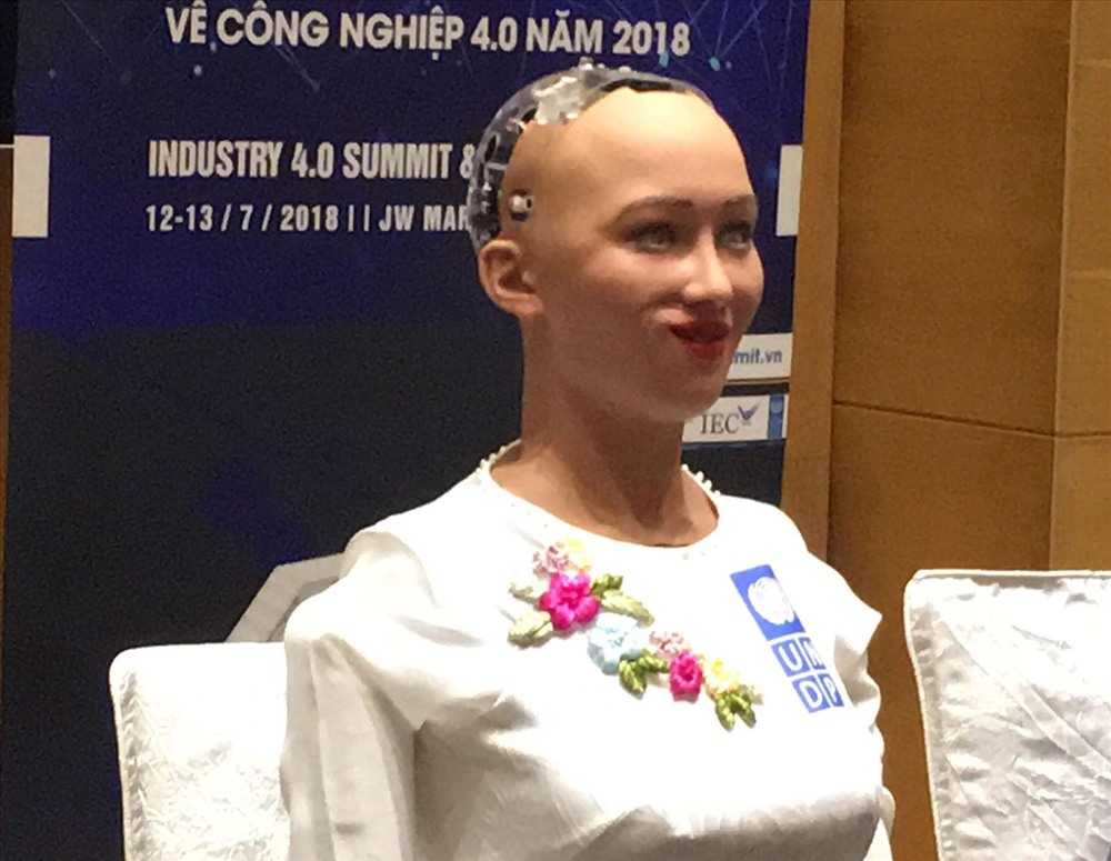 Biểu cảm khác nhau trên khuôn mặt của Robot Sophia.