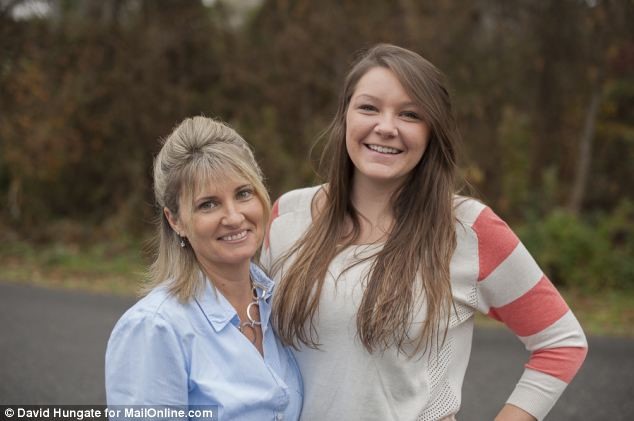 Rebecca và Callie bị hoán đổi lúc mới sinh. Ảnh: Daily Mail.