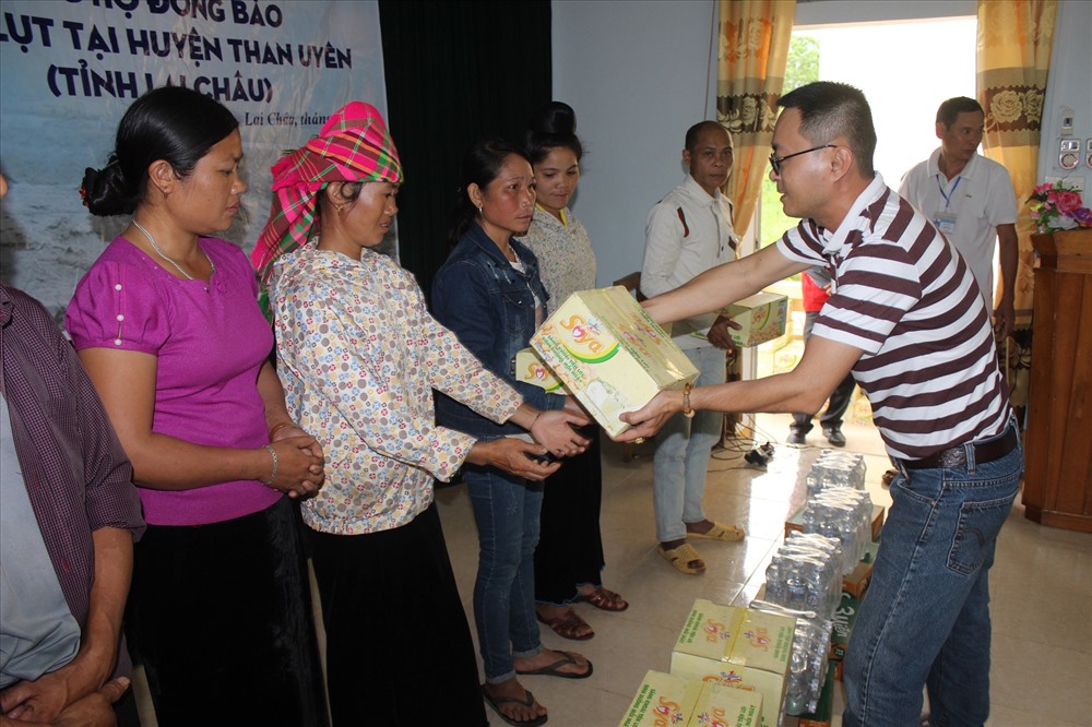 Hơn 250 phần quà bao gồm sữa đậu nành Soya, tiền và các nhu yếu phẩm cần thiết đã kịp thời đến với bà con Lai Châu, Hà Giang