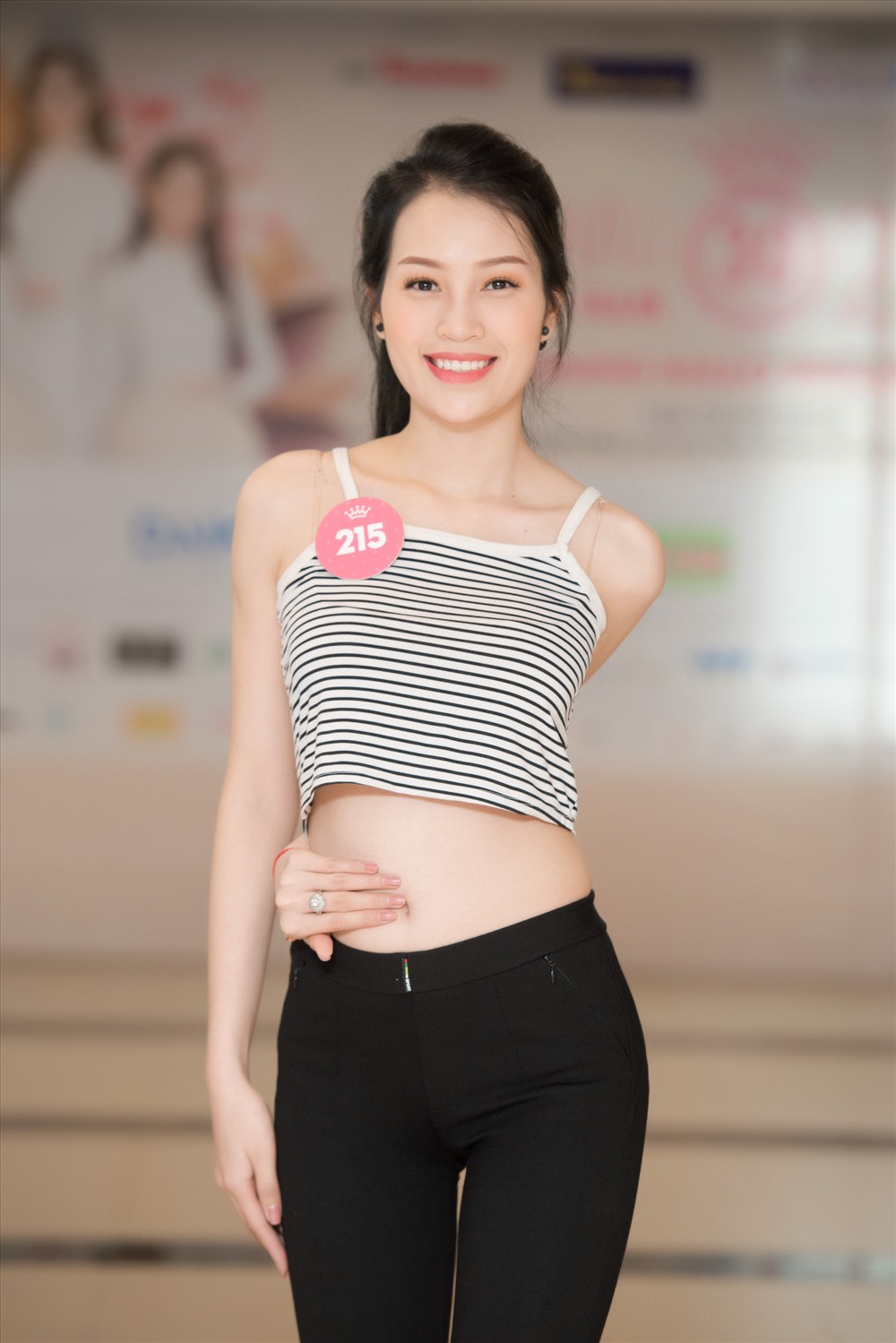 Thử thách chạm rốn khoe eo thon không làm khó được dàn thí sinh Chung khảo phía Bắc HHVN 2018.