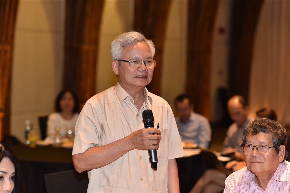 GS.TS Tạ NGọc Tấn phát biểu tại buổi tọa đàm về “Ký ức Hội An“.
