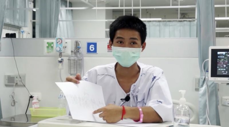 Trong khi đó, cậu bé Adul Sam-on (Dul), 14 tuổi tự tin nói cảm ơn bằng cả tiếng Anh và tiếng Thái. Cậu cho biết tình trạng của bản thân đã tốt hơn và cậu muốn tới cửa hàng KFC khi xuất viện. Cậu bé tị nạn biết nói tiếng Anh duy nhất trong đội nói rằng đang giết thời gian bằng cách vẽ tranh đồng đội và huấn luyện viên Ek trong hang. Ảnh: AP.