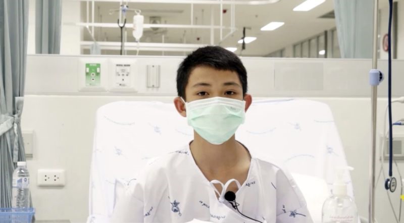 Duangphet Promthep (Dom), 13 tuổi, nói rằng cậu muốn ăn cơm với chân giò hầm và cảm ơn tất cả mọi người đã hỗ trợ tinh thần. Ảnh: AP.