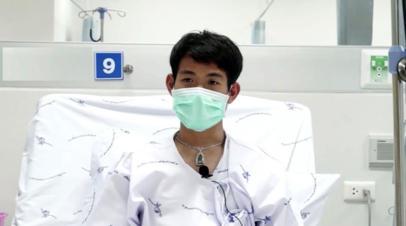 Trợ lý huấn luyện viên Ekkapol Chanthawong, 25 tuổi nói rằng tình trạng của mình đã được cải thiện. Anh rất thèm ăn cơm rang và thịt lợn quay. Anh cũng cảm ơn các Bộ và đặc nhiệm SEAL cũng như các bác sĩ đã giải cứu đội bóng. Ảnh: AP.