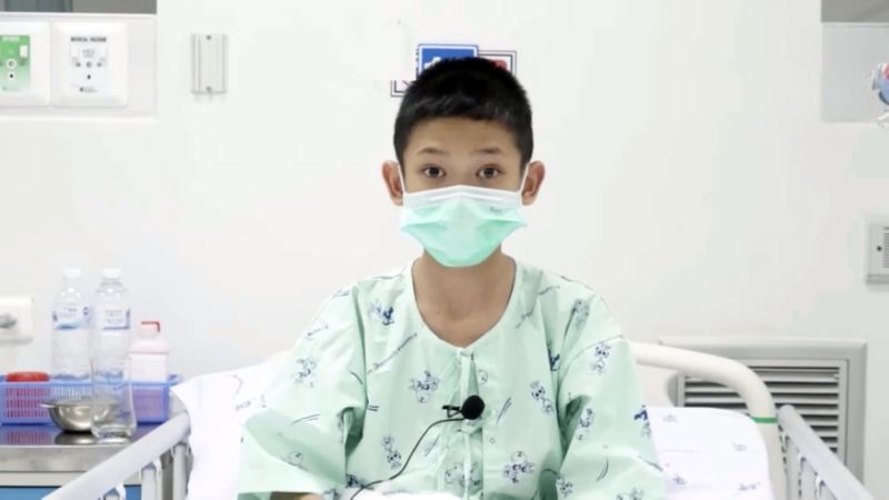 Mongkol Boonpiam (Mark), 13 tuổi, tiết lộ cậu đã khỏe mạnh và thậm chí có thể chạy. Ảnh: AP.