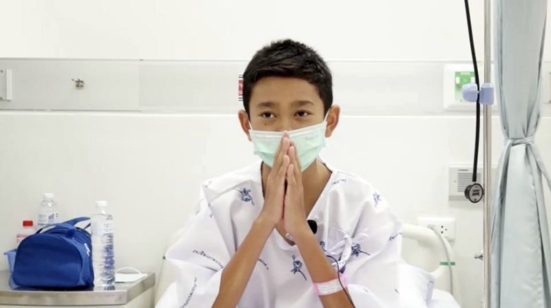 Natthawut Thakhamsai, 14 tuổi nói rằng cậu khỏe và muốn ăn cơm với thịt lợn quay và húng quế. Cậu bé có biệt danh Tle cảm ơn tất cả mọi người đã quan tâm tới đội bóng. Ảnh: AP.