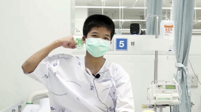 Ngoài cảm ơn đội cứu hộ, cảm ơn mọi người hỗ trợ tinh thần, cậu bé Phanumat Saengdee (Mix), 13 tuổi, cũng nói rằng mình đã an toàn nên mọi người không cần phải lo lắng cho mình. Ảnh: AP.