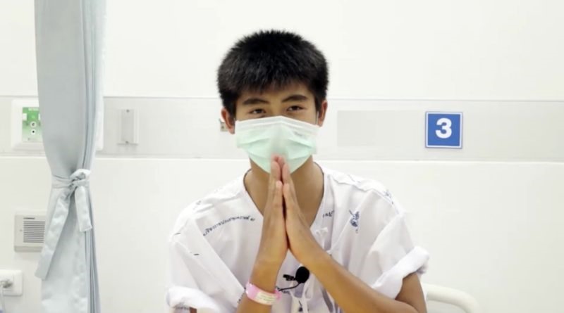 Pipat Phothi (Nik) cho biết cậu thấy khỏe và muốn ăn cơm với thịt lợn quay và thịt lợn kho tàu. Cậu bé 15 tuổi cảm ơn những người cứu hộ và cảm ơn tất cả mọi người đã hỗ trợ tinh thần. Ảnh: AP.