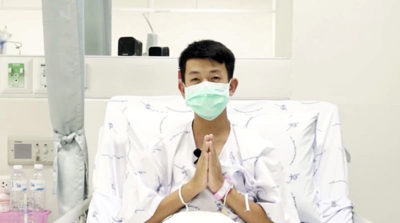 Pornchai Khamluang (Tee), 16 tuổi chào kiểu Thái và cảm ơn mọi người. Ảnh: AP.