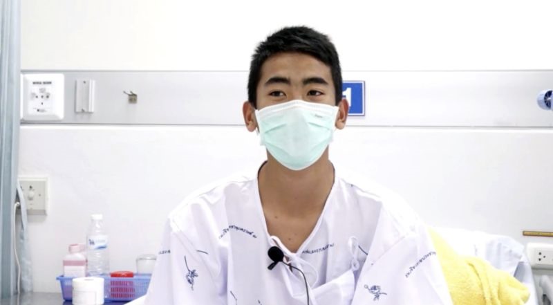 Theo The Nation, trong video, Prachak Sutham (Note), 14 tuổi, nói rằng rằng cậu rất khỏe và cảm ơn tất cả những người đã giải cứu đội bóng. Ảnh: AP.