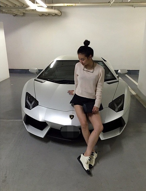 Kim Lim, cháu gái của tỷ phú Peter Lim kiêm người sở hữu CLB bóng đá Valencia khiến nhiều người phải ganh tị khi thường xuyên khoe cuộc sống sang chảnh lên chuyên cơ, xuống máy bay. Đồ dung toàn hàng hiệu từ Hermes, Givenchy, Chanel, Saint Laurents cho đến Christian Louboutin. Sieu xe con nha giau Singapore The rich kids of Singapore (2)
