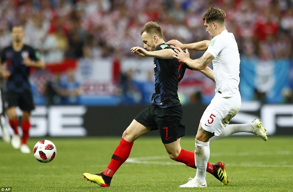 Rakitic (áo đen) trong một pha tranh chấp ở trận bán kết gặp ĐT Anh. Ảnh: AP.