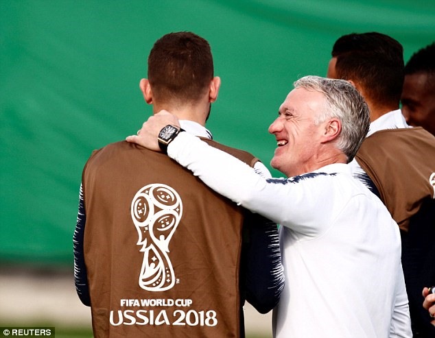 Didier Deschamps (áo trắng) có thể vô địch World Cup trên cả cương vị cầu thủ lẫn HLV. Ảnh: Reuters.