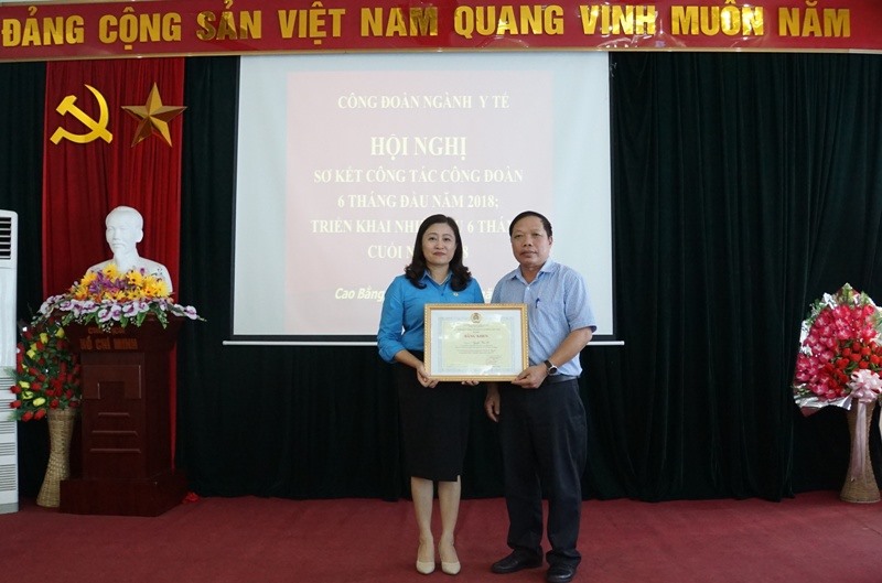 UV BCH LĐLĐ tỉnh, Chủ tịch CĐ ngành Y tế Cao Bằng Nguyễn Thu Hường tặng Bằng khen của Tổng LĐLĐVN cho Phó Giám đốc Sở Y tế Nguyễn Văn Lê về thành tích xuất sắc trong phong trào thi đua lao động giỏi và xây dựng tổ chức CĐ vững mạnh năm 2017.