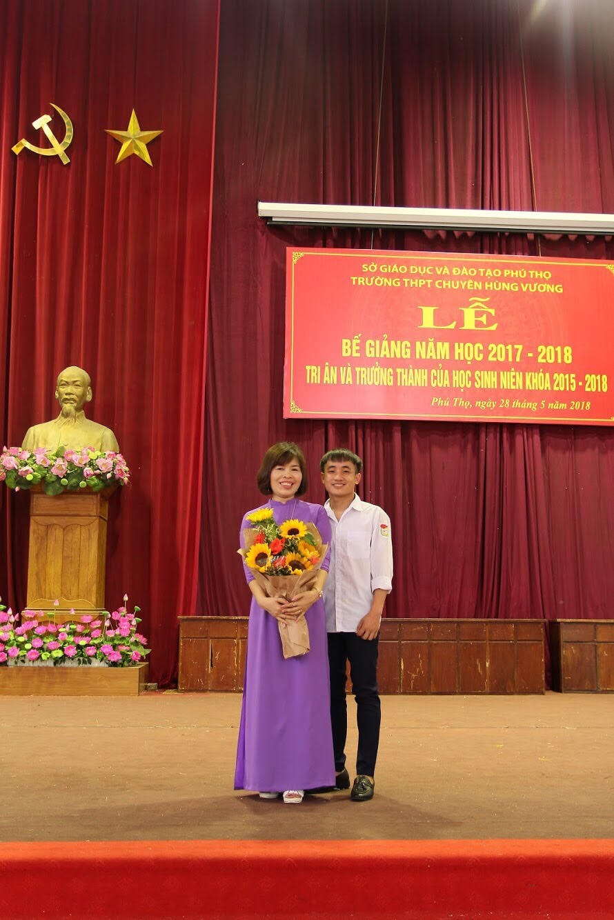 Thành công của học trò khiến cô Thủy rất vui mừng. Ảnh: NVCC