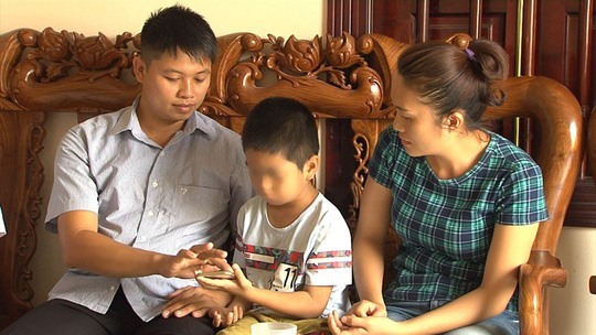 Anh Phùng Giang Sơn, chị Phùng Thị Thu Hiền cùng người con anh chị đã nuôi 6 năm qua. Ảnh. HT
