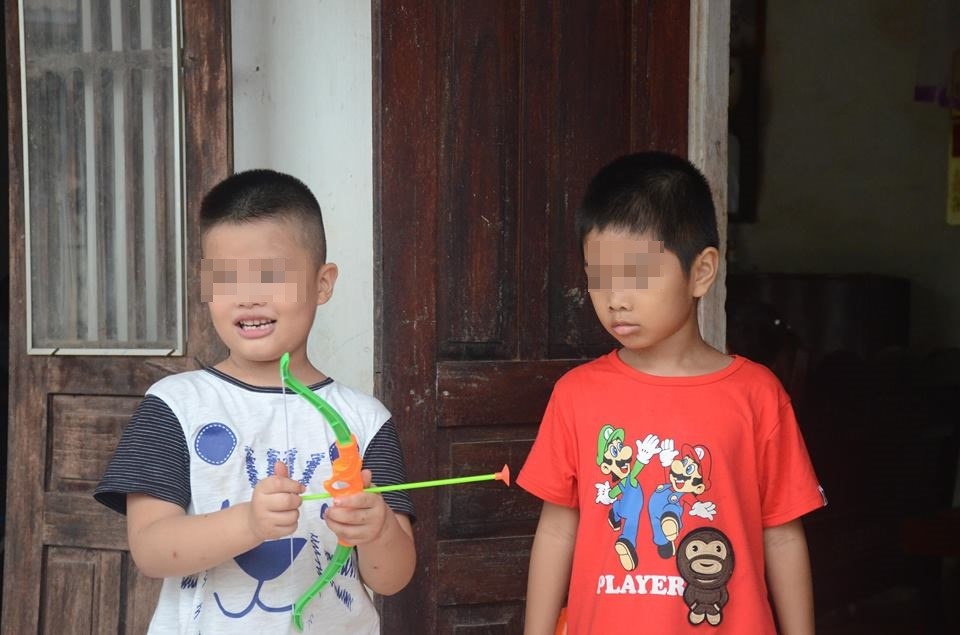Giây phút đoàn tụ đầy hạnh phúc của hai cháu bé bị trao nhầm ở bệnh viện Ba Vì cách đây 6 năm