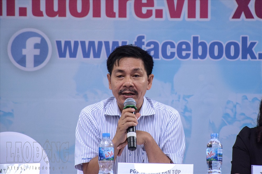PGS-TS Trần Văn Tớp – Phó hiệu trưởng Trường Đại học Bách khoa Hà Nội tư vấn cho thí sinh và phụ huynh trong ngày hội xét tuyển.