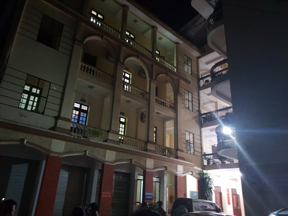 22h30 ngày 15.7, mọi công tác rà soát vẫn đang diễn ra. Ảnh: HN