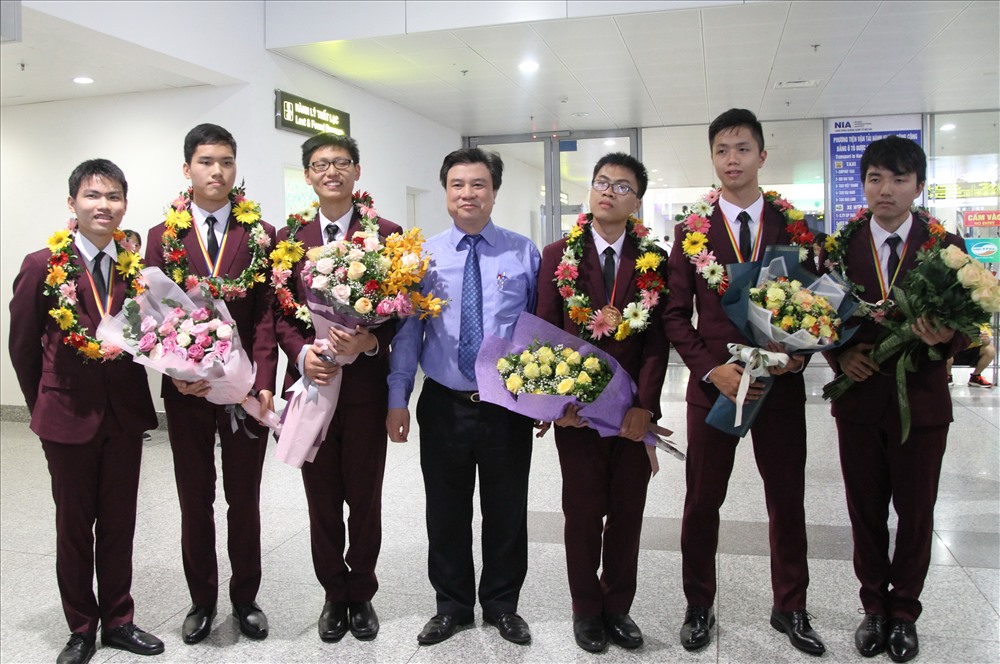 Thứ trưởng Bộ GDĐT Nguyễn Hữu Độ đón và chúc mừng thành tích của đoàn. Ảnh: PV