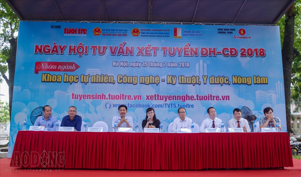 Nhiều chuyên gia giáo dục có mặt trong buổi tư vấn.